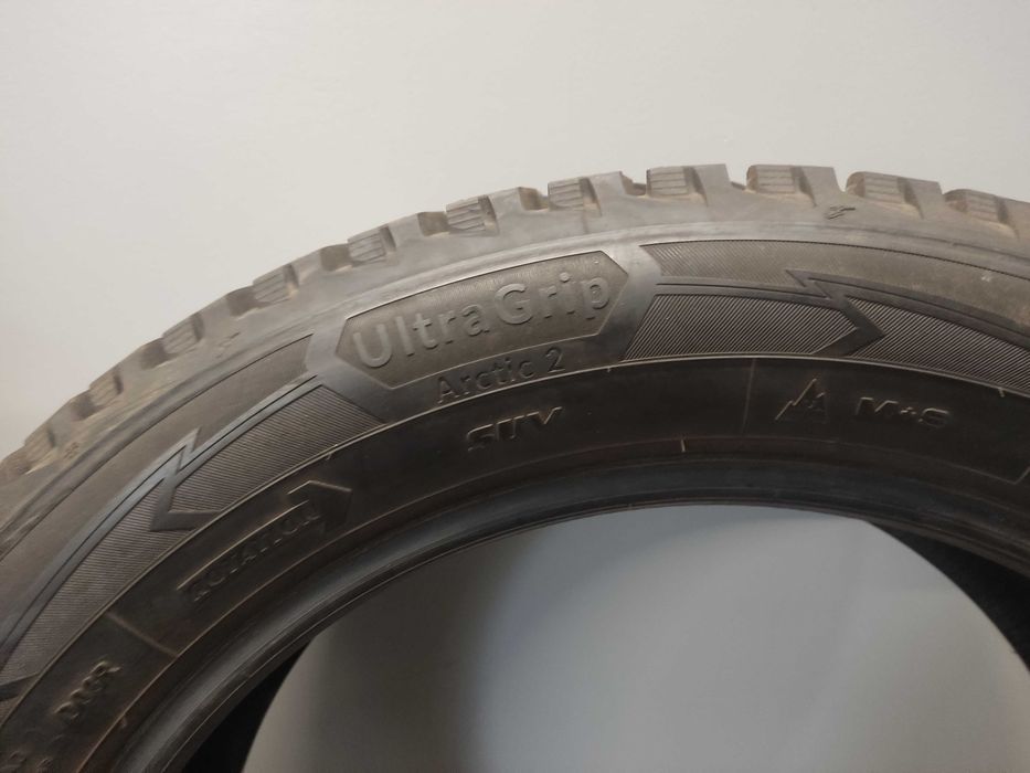 2x235/55R19 + 2x255/50R19 Goodyear UltraGrip Arctic 2 SUV, 2022 rok