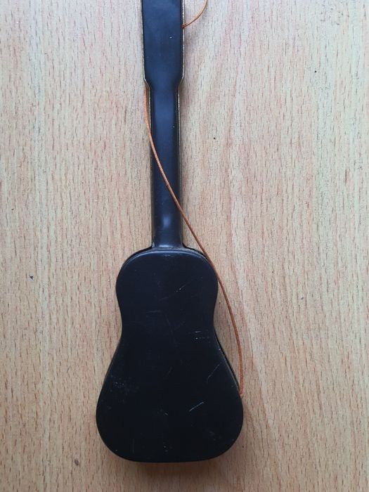 Miniatura gitary z termometrem z miedzi i plastiku.