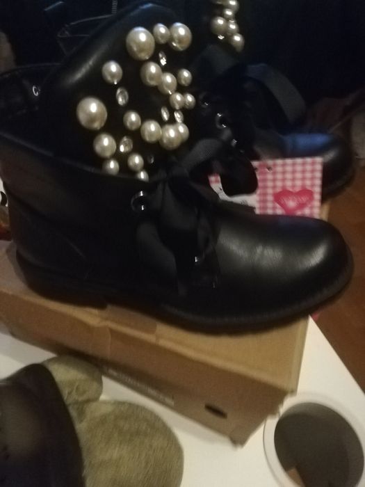 Nowe buty z koralikami ozdobnymi.