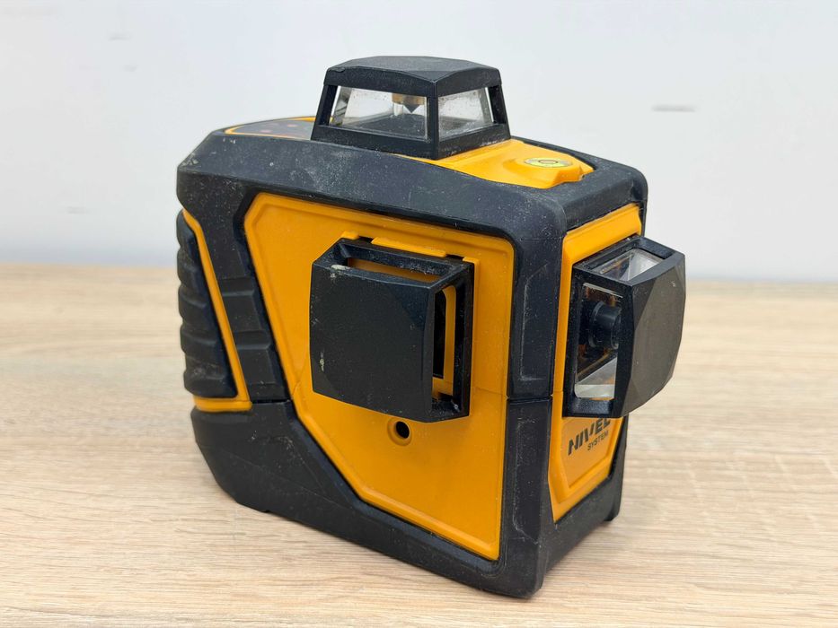 Laser Nivel CL3D + walizka – dobry stan, brak szkiełka ochronnego