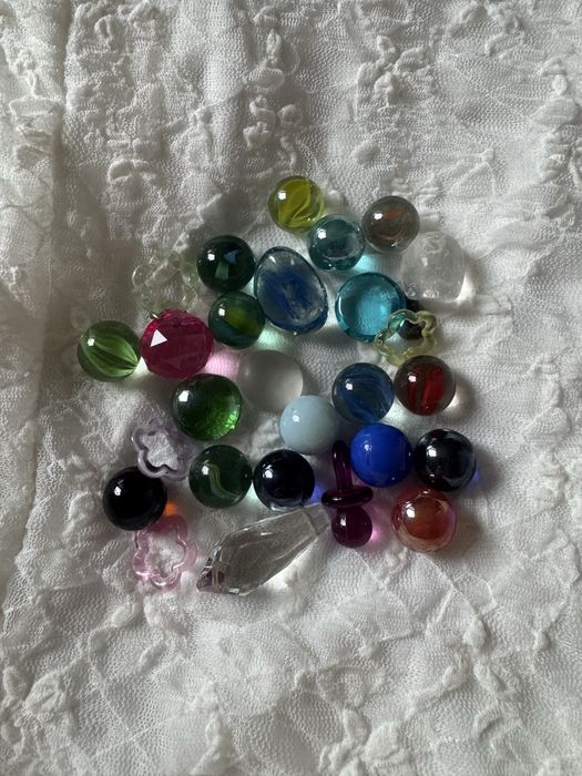 kolorowe kulki i kamienie ozdobne