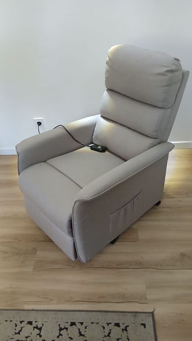 Sofá geriátrico com apoio elevatório