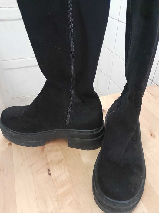 Botas sola grossa cano alto com fecho