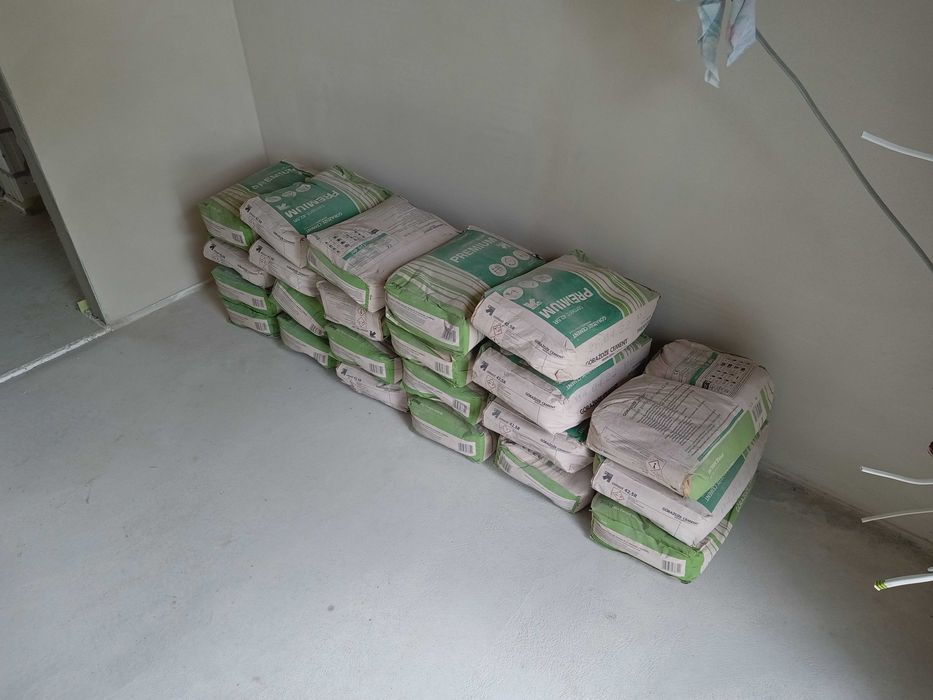 Skamieniały cement w workach