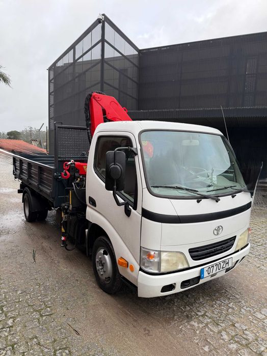 Carrinha toyota dyna tribasculante com grua