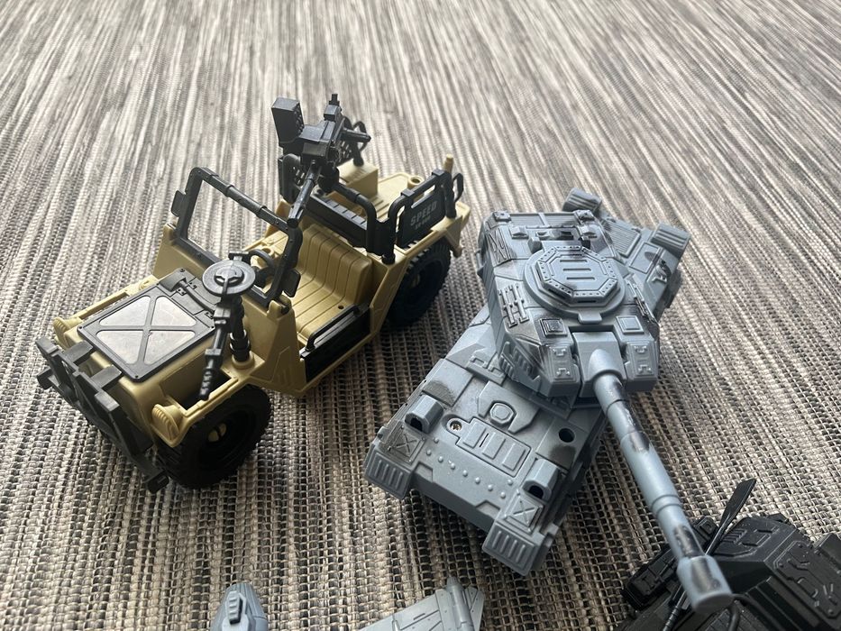 Zestaw wojskowy plus łódź.