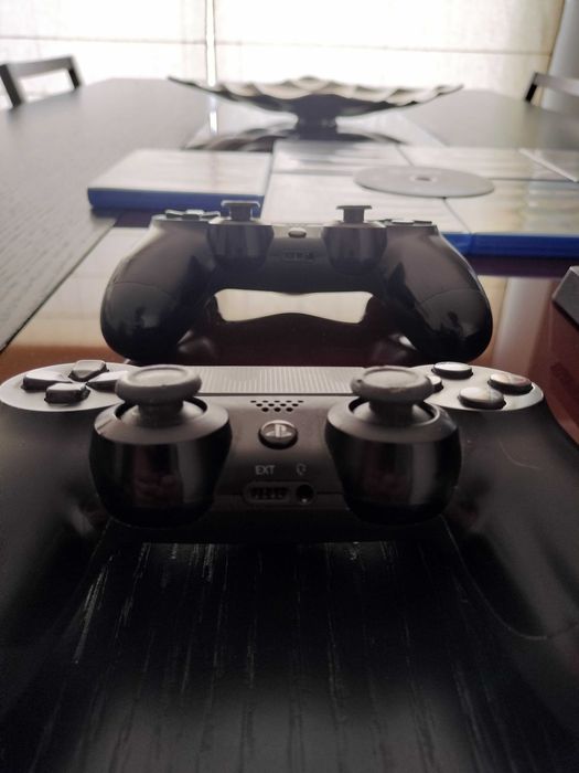 PlayStation 4 em bom estado c/ 8 jogos e 2 comandos