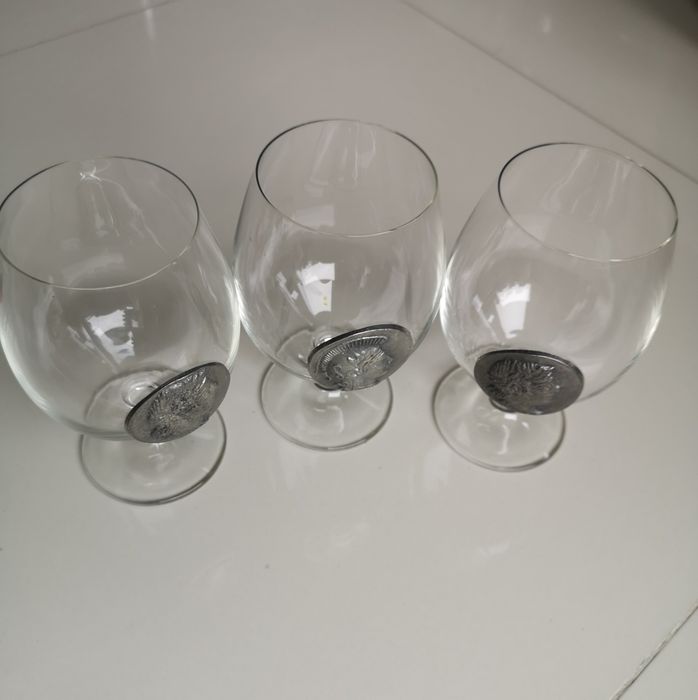 trzy szklanki kolekcjonerskie koniakówki z medalem vintage