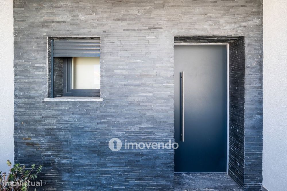 Moradia T3+1 moderna, com garagem e áreas amplas, em Alcochete