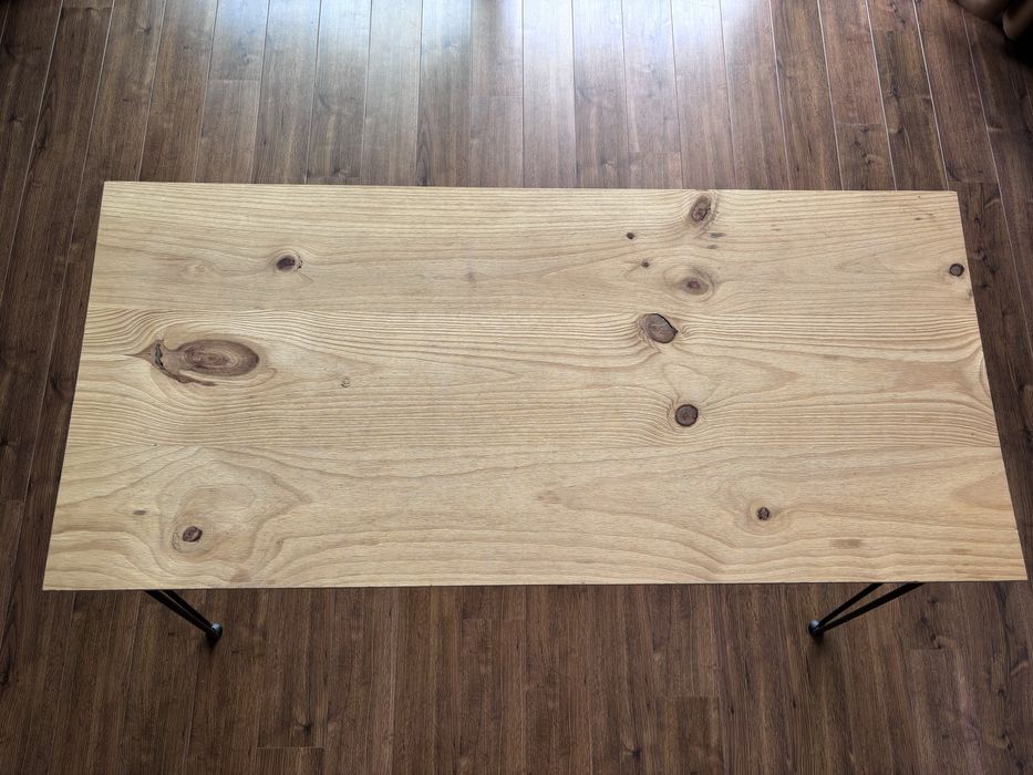 Mesa pequena de madeira