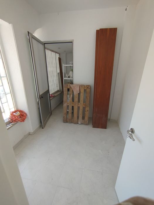 Armazém para alugar na Amadora/Brandoa. com 8m2, 10m2 e 20m2.  Com água e energia incluída.  Guardar ferramentas, móveis, trabalhos.  Apartir de 350€