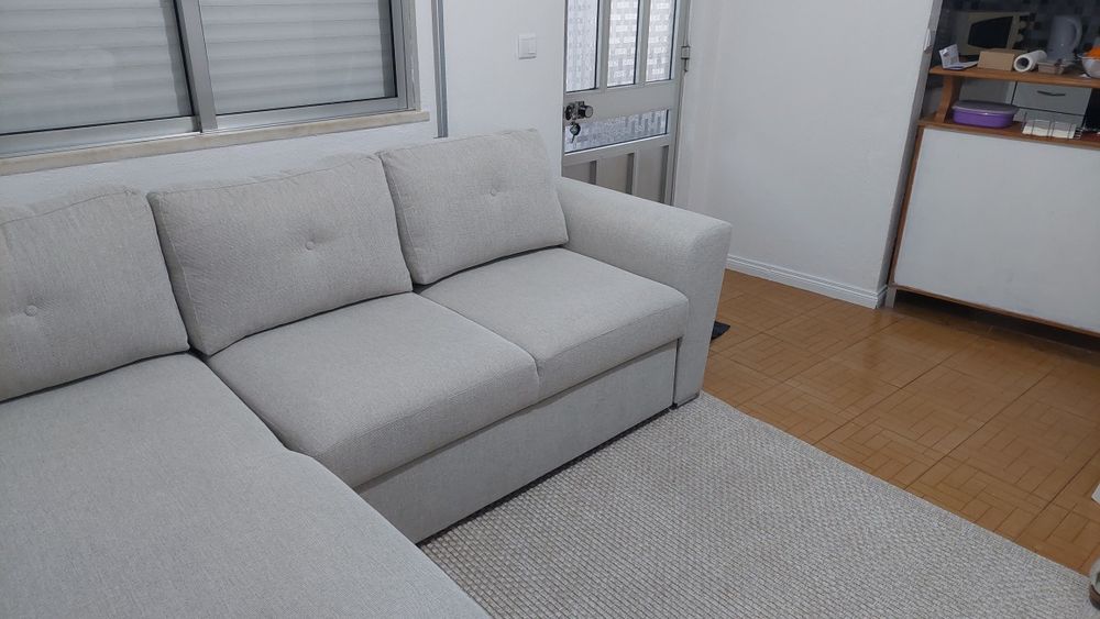 Sofá-cama chaise longue, em tecido cor areia claro.  Novo,