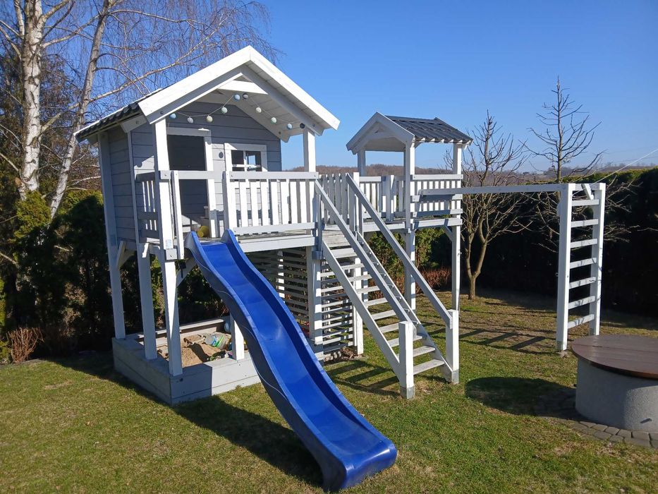 Domek ogrodowy dla dzieci ze zjeżdżalnią, piaskownicą i wieżyczką
