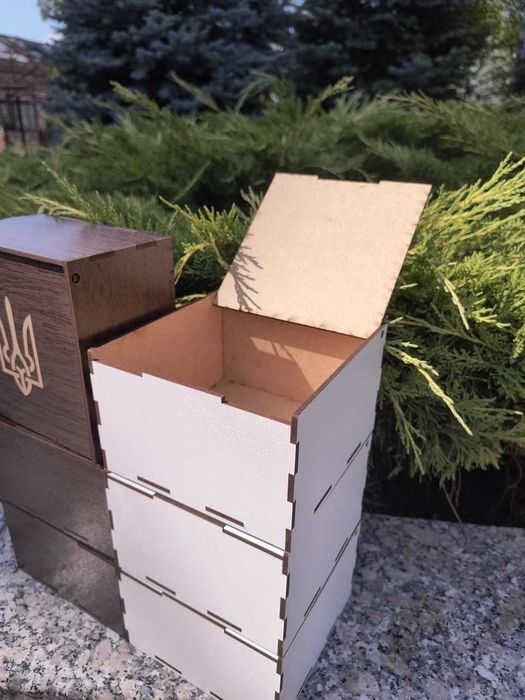 Подарункова коробка з тризубом біла