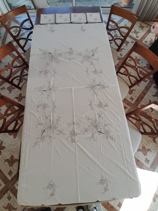 Toalha bordada com guardanapos 8 pessoas