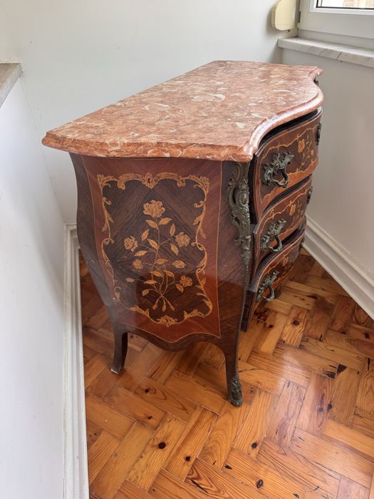 Comoda Luis XV com barriga e embutidos tampo em maemore rosa