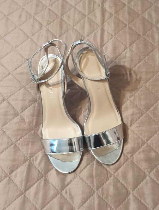 Metaliczne srebrne letnie szpilki