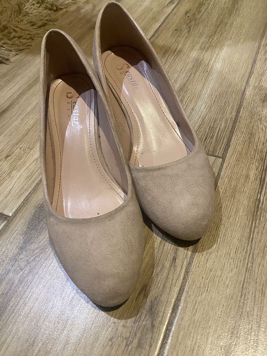 Buty zamszowe pudrowe na słupku rozmiar 38