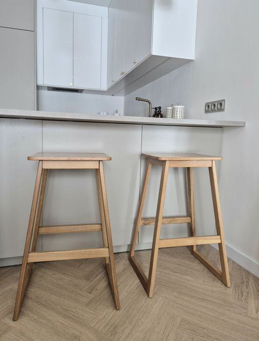 Zestaw 2 szt. dębowe hokery Korlan drewniane scandi minimalizm stołek