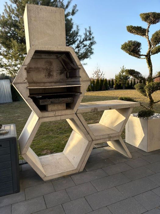 Grill ogrodowy betonowy geometryczny.