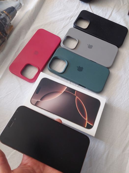 Iphone 16 Pro Max dourado