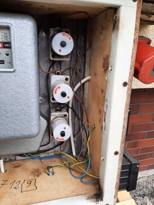 Licznik trójfazowy energii elektrycznej, Rozdzielnia elektryczna na b