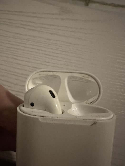 AirPods-1 та AirPods-2