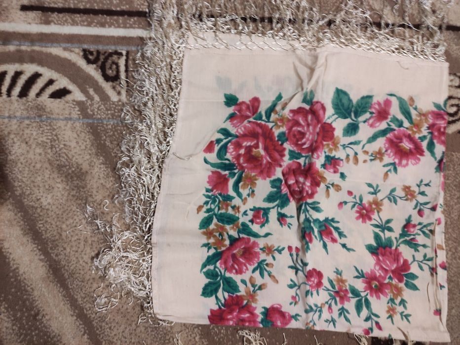 Продам хустини (платки) з китицями