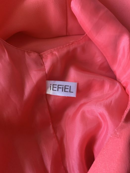 Piękna różowa sukienka dziewczęca