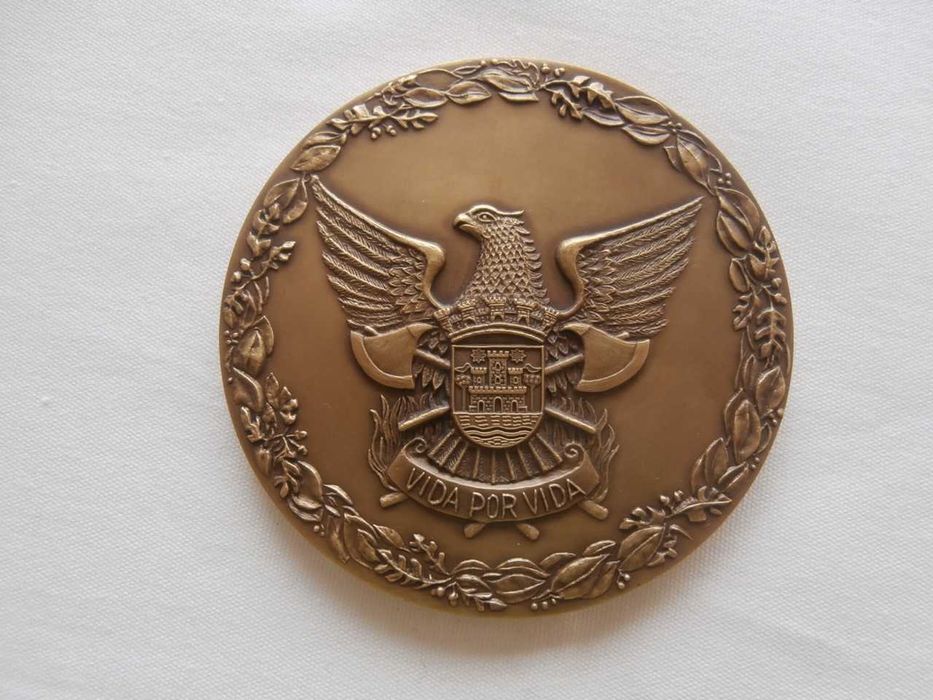Várias medalhas de bombeiros