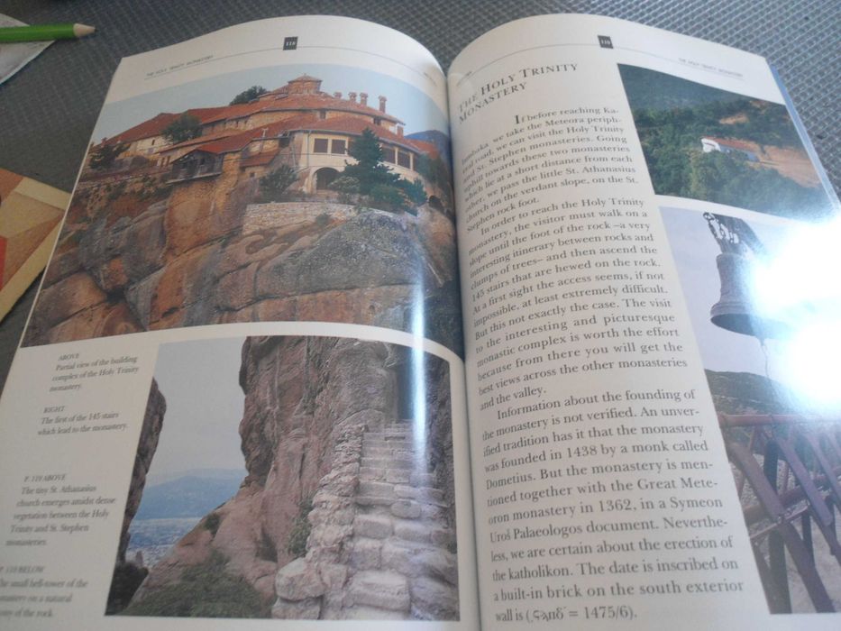 Meteora-Architecture-Painting de Suzanna Choulia e outra