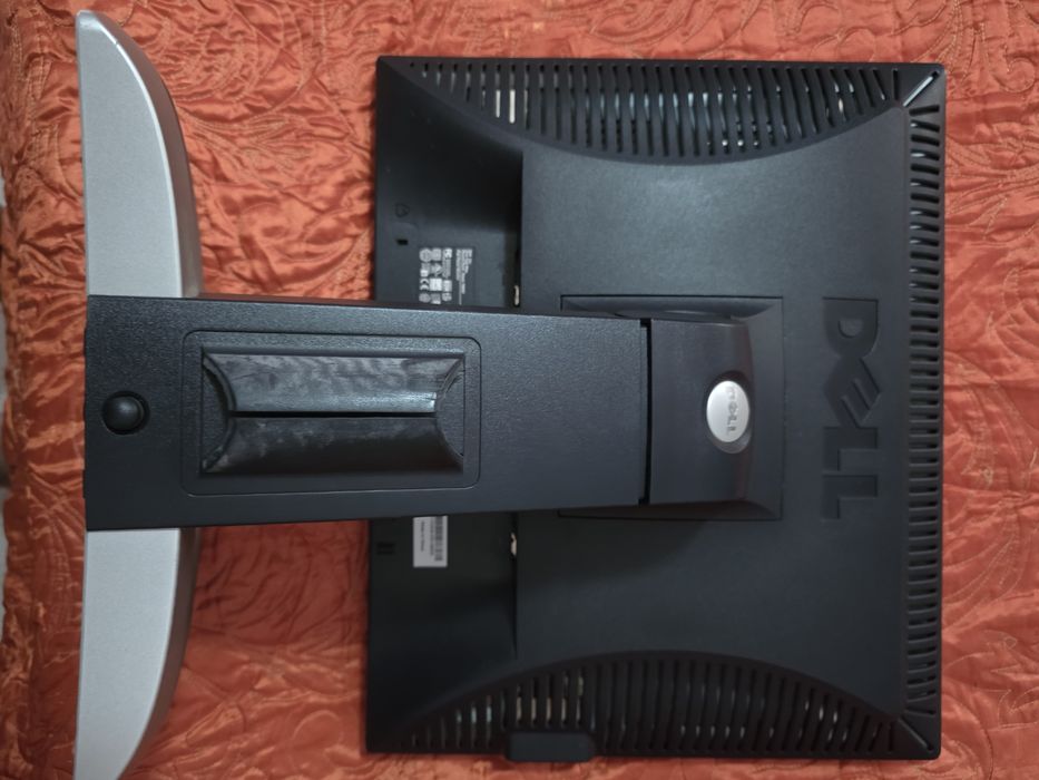 Dois Monitores de 17 e 18 polegadas