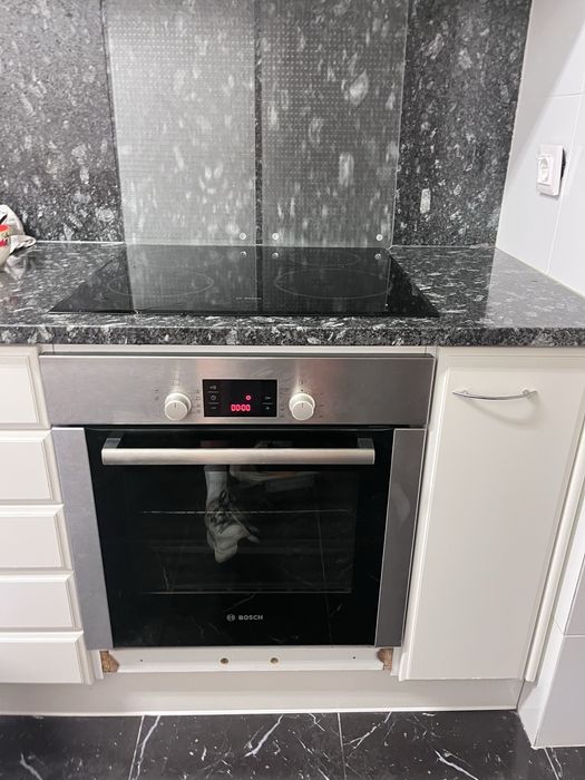 Placa de induçao com A função Booster (ou Power Boost) + Forno com sistema autolimpesa / ambos os eletrodomestico têm classificaçao energetica A++