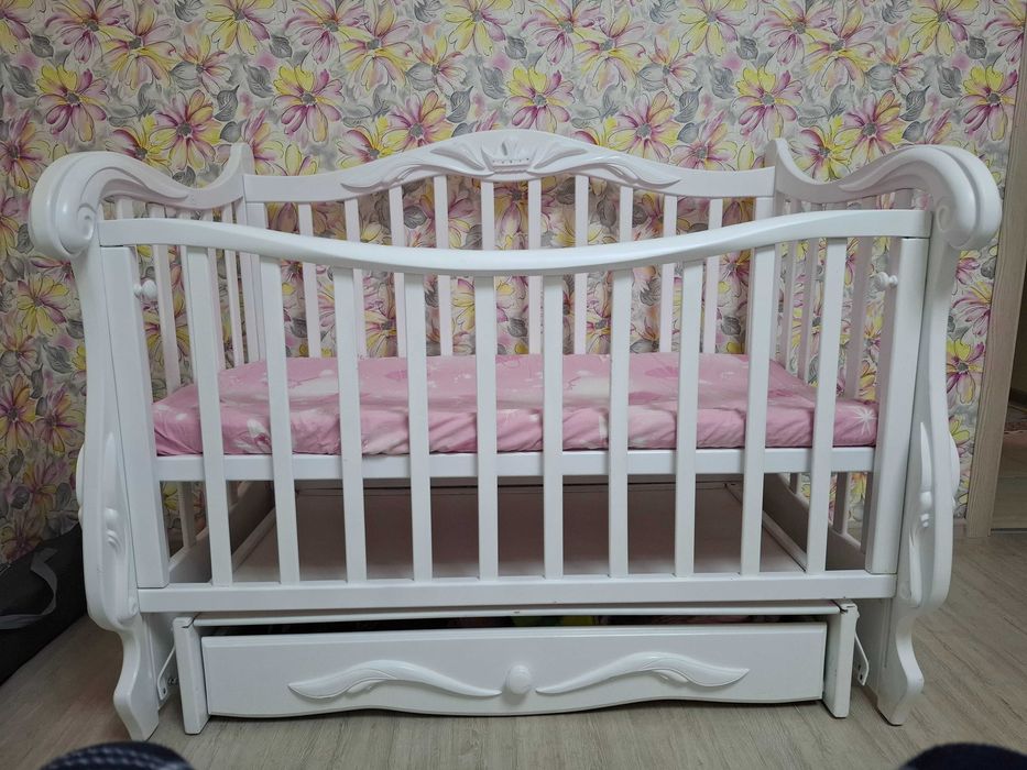 Дитяче ліжко в гарному старі , з маятником