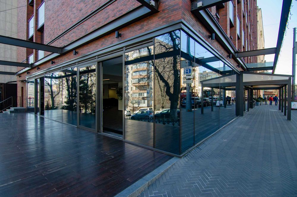 Фасадне торговое приміщення, на перетині Саксаганського/Володимірської