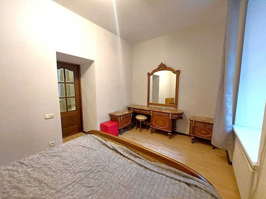 Екатерининская пл.: сдам просторную 2к квартиру в историческом центре!