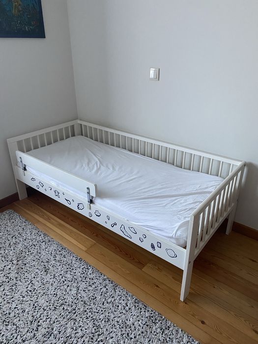 Cama Ikea para criança com colchão, 2 reaguardos e 2 lençois