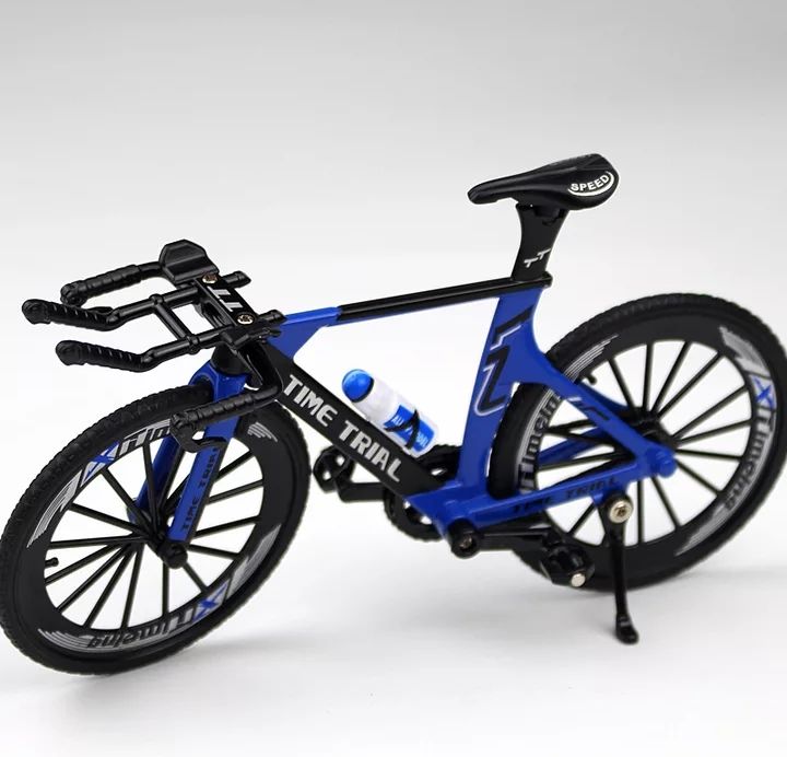 Bicicletas de contra relógio em miniatura, várias cores