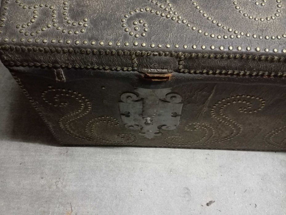 Baú tipo Arca  em couro preto