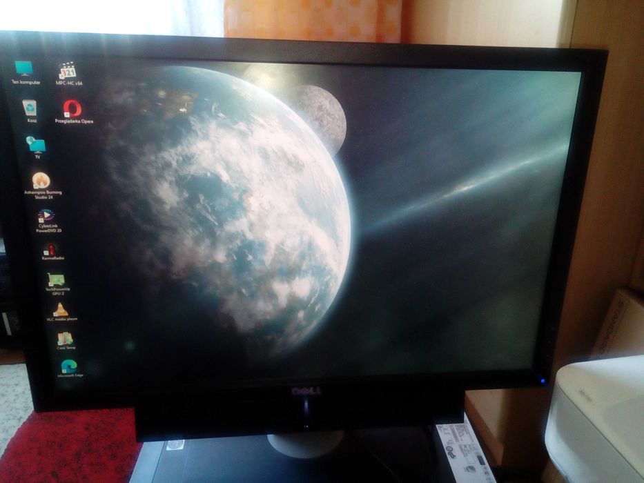 Komputer stacjonarny Fujitsu Esprimo P 700 z monitorem DELL 2210