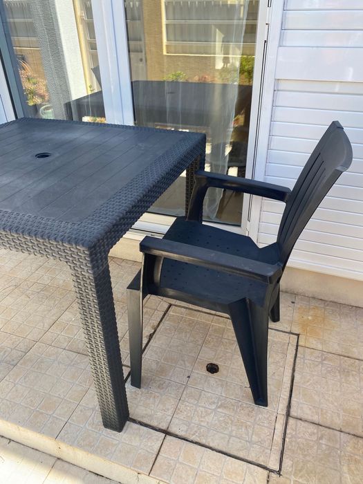 Mesa de jardim para refeições com duas cadeiras