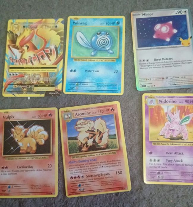 Różne karty Pokemon