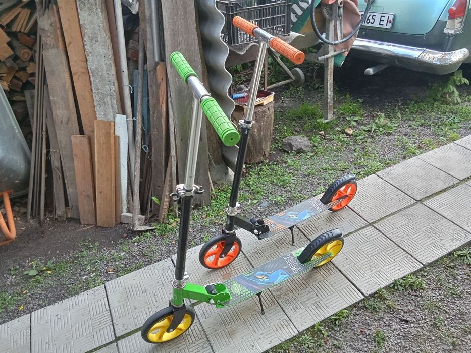 Детскый самокат продаеться есть две шт