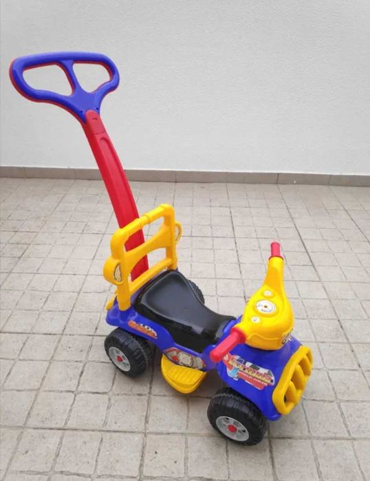 Andador, baloiço e carrinho de passeio