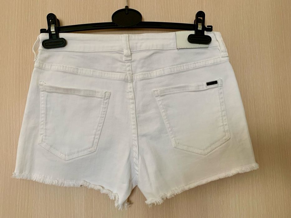 Шорты фирменные белые джинсовые Armani Exchange, р. 36