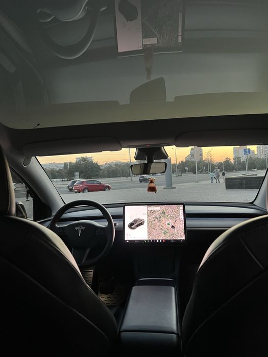 Продам Tesla Y  7 мест