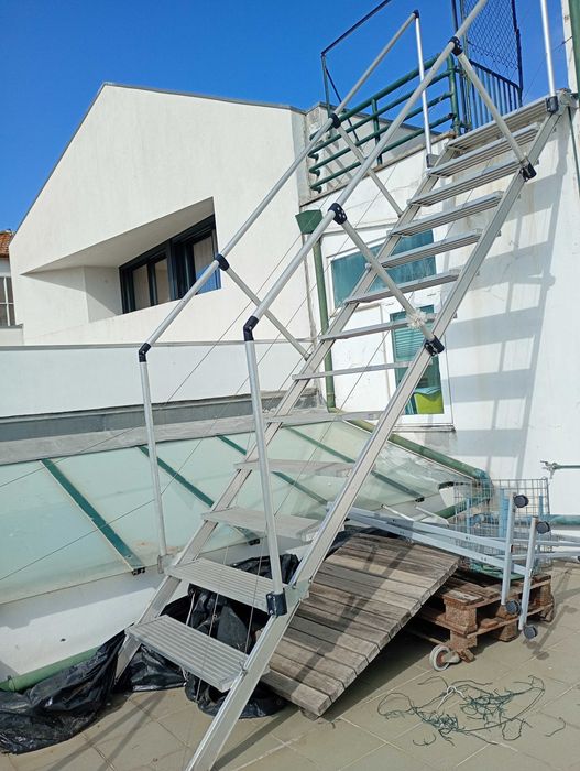 escada exterior alúminio reforçada e com tratamento para estar ao tempo