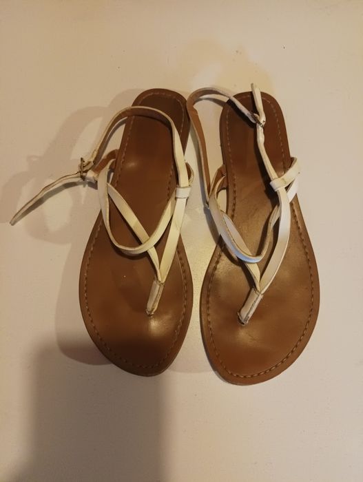 Sandálias rasas de pele em branco,de marca Pull&Bear, tamanho 36