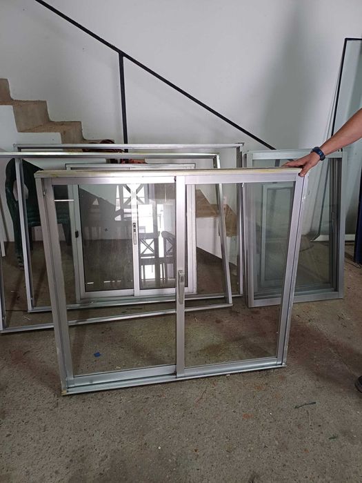 Janela de duas folhas de correr com vidro simples.