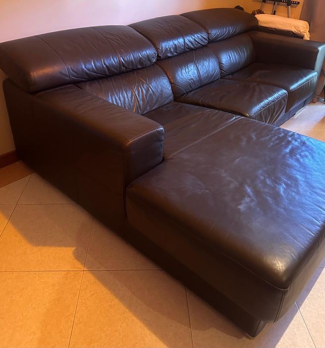 Sofá em Pele Castanho com Chaise Longue — Excelente Estado